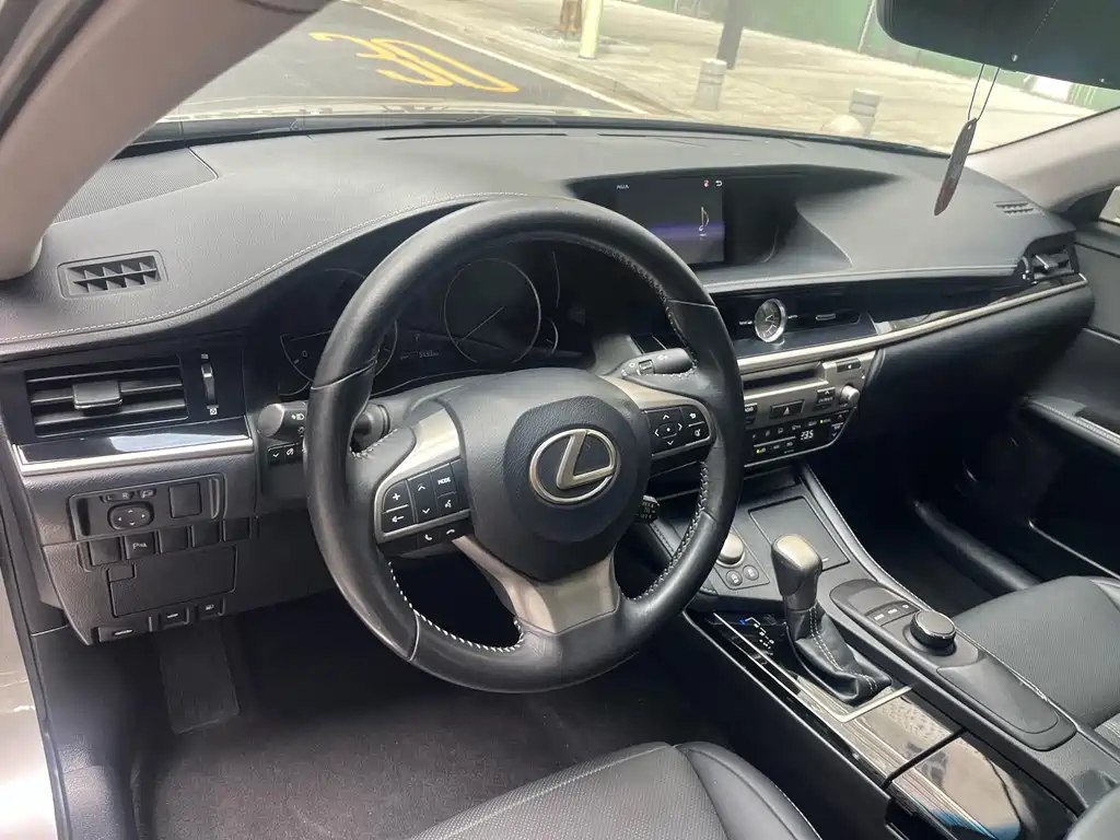 Lexus ES 2018 — фото 11