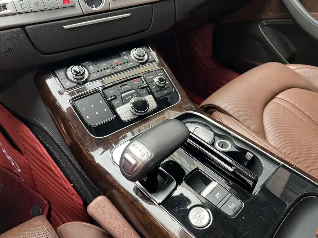 Audi A8 2015 — фото 12
