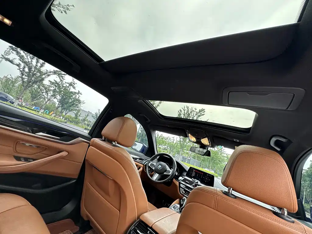 BMW 5 Series 2019 — фото 12