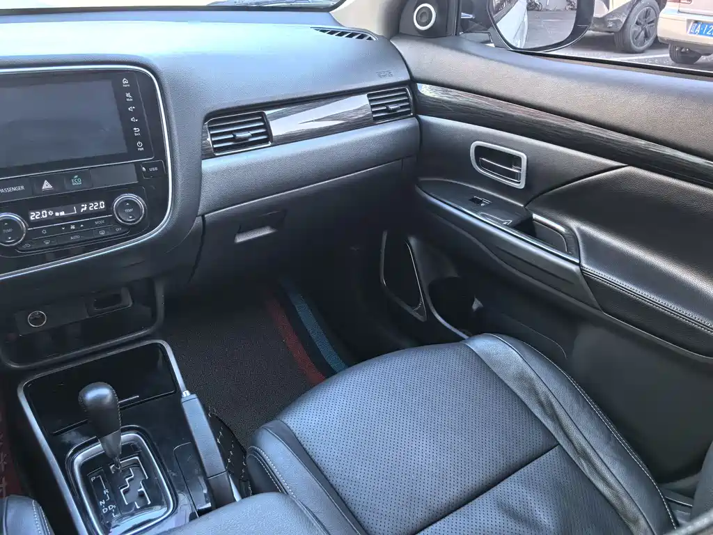 Mitsubishi Outlander 2017 — фото 10