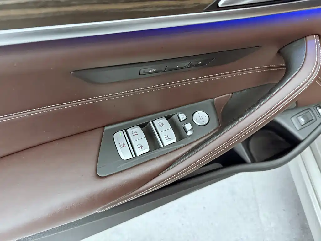 BMW 5 Series New Energy 2019 — фото 16