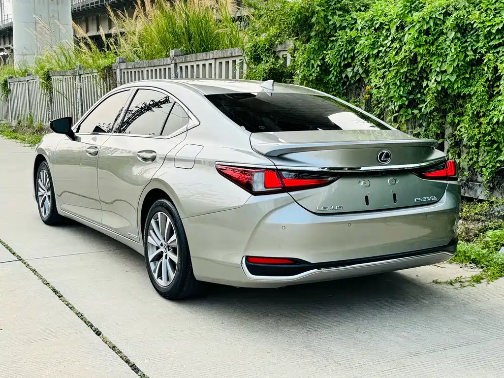 Lexus ES 2020 — фото 16