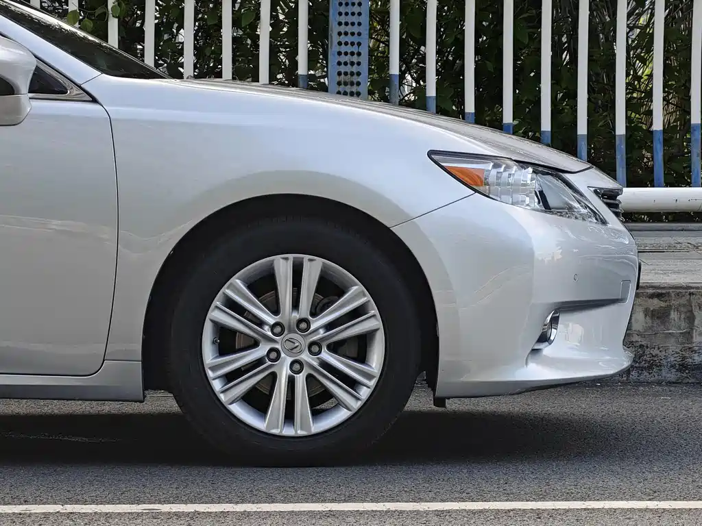 Lexus ES 2012 — фото 4