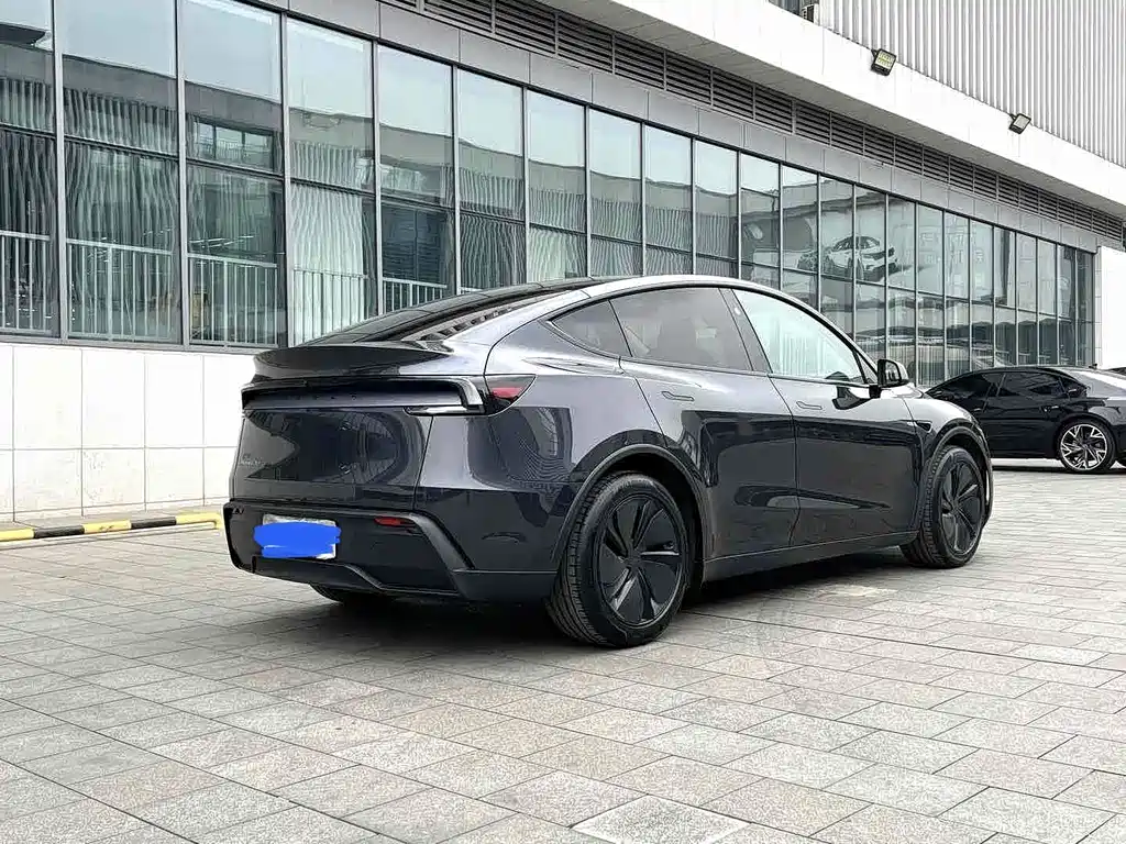 Tesla Model Y 2025 — фото 4