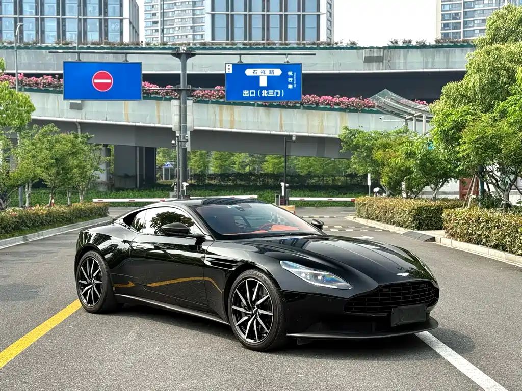 Aston Martin DB11 2023 — фото 2