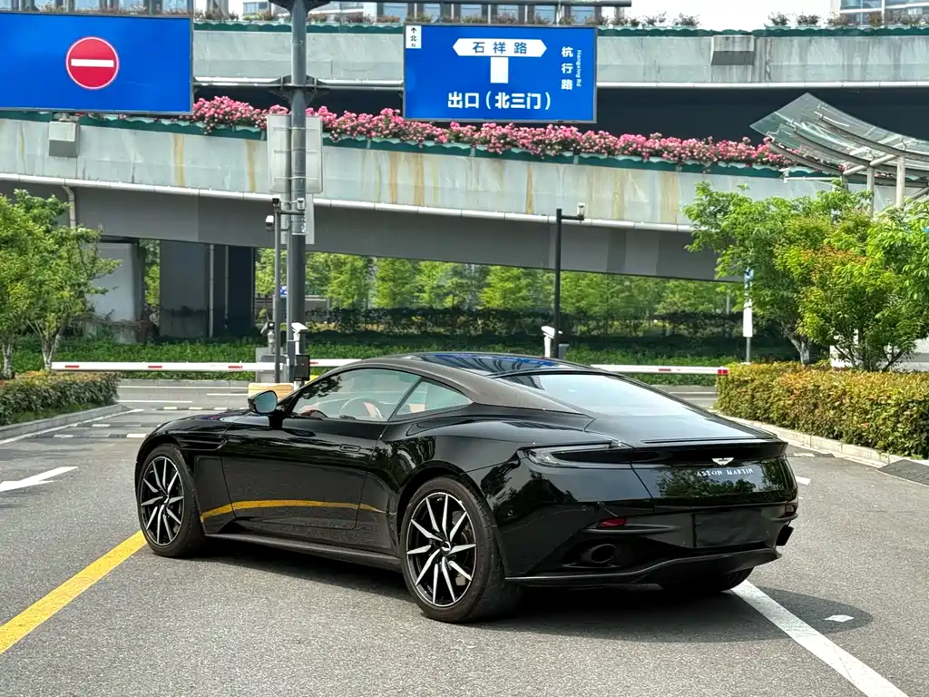 Aston Martin DB11 2023 — фото 9