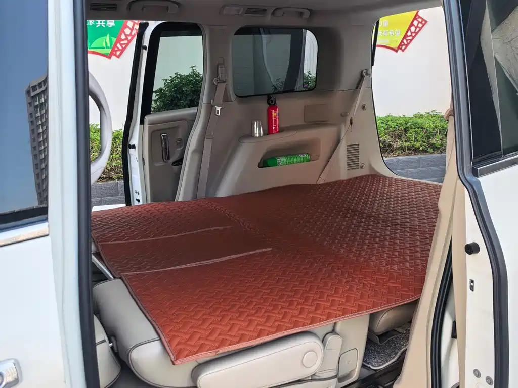 Nissan Quest 2018 — фото 13