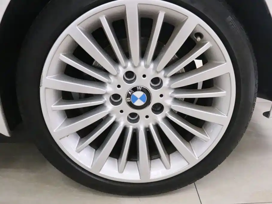 BMW 3 Series 2018 — фото 18