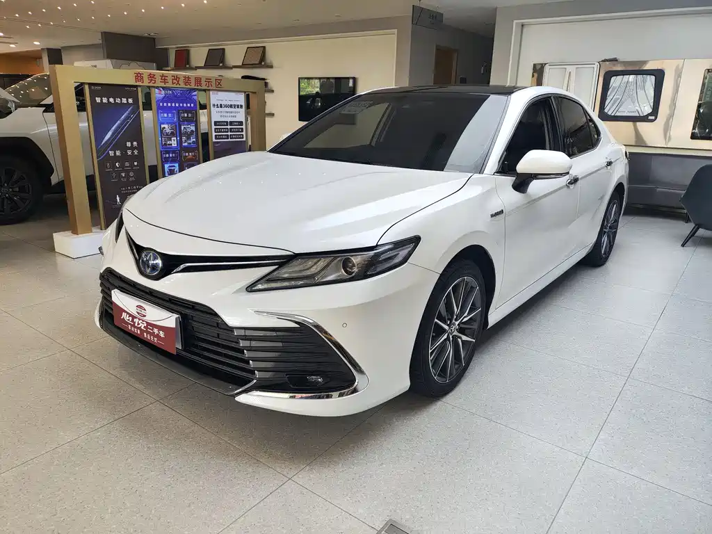 Toyota Camry 2021 — фото 1
