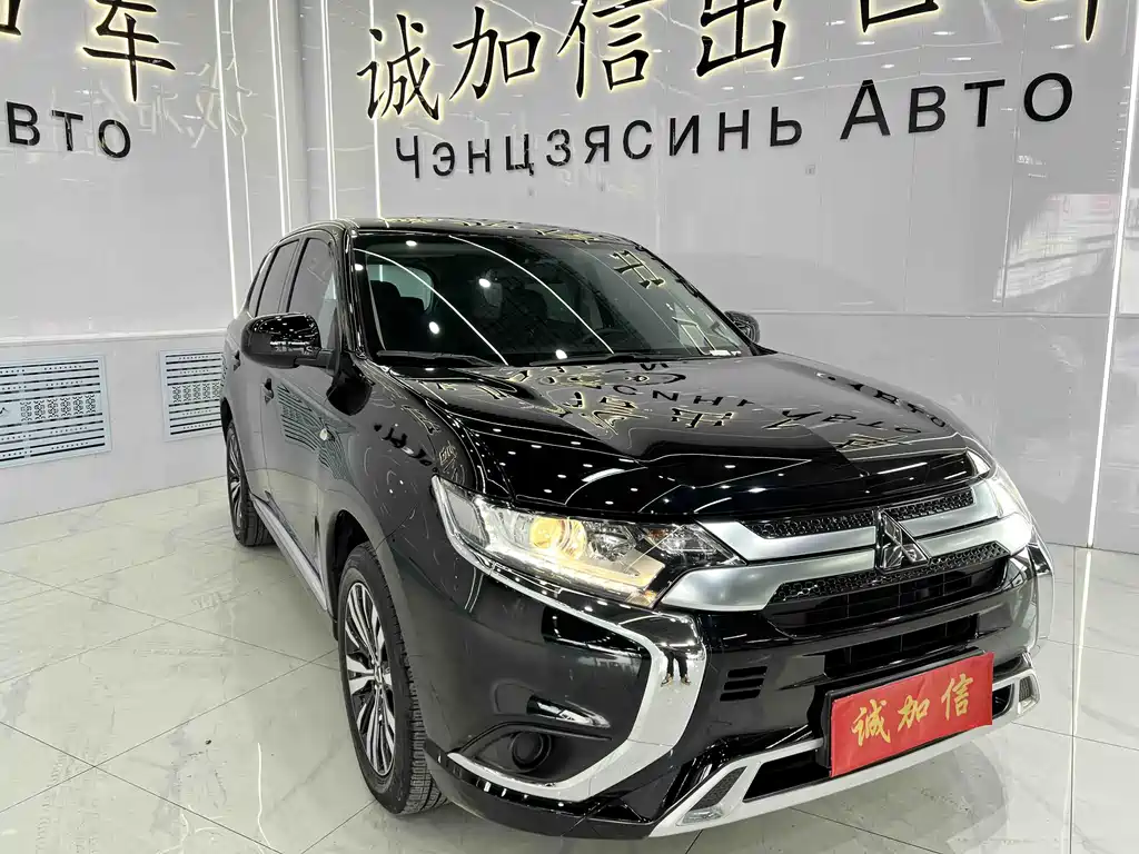 Mitsubishi Outlander 2022 — фото 3