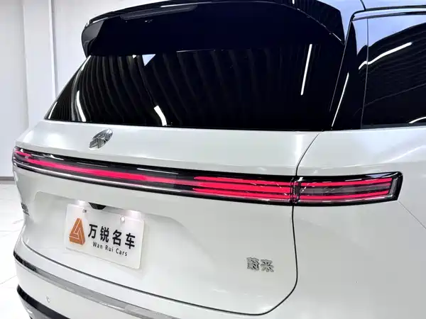 NIO ES8 2025