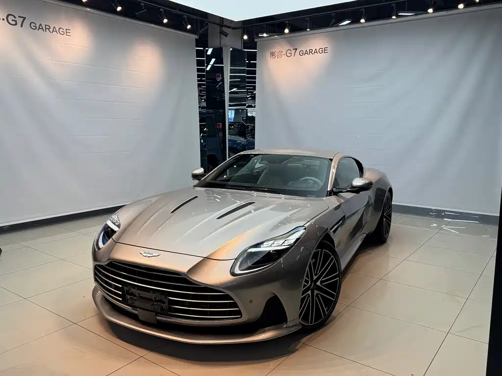 Aston Martin DB12 2024