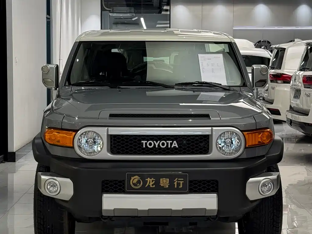 Toyota FJ Cruiser — фото 2