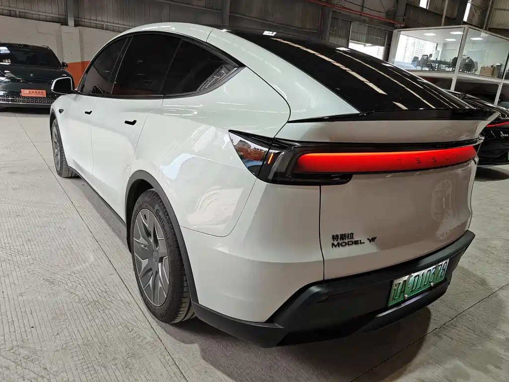 Tesla Model Y L 2025 — фото 6