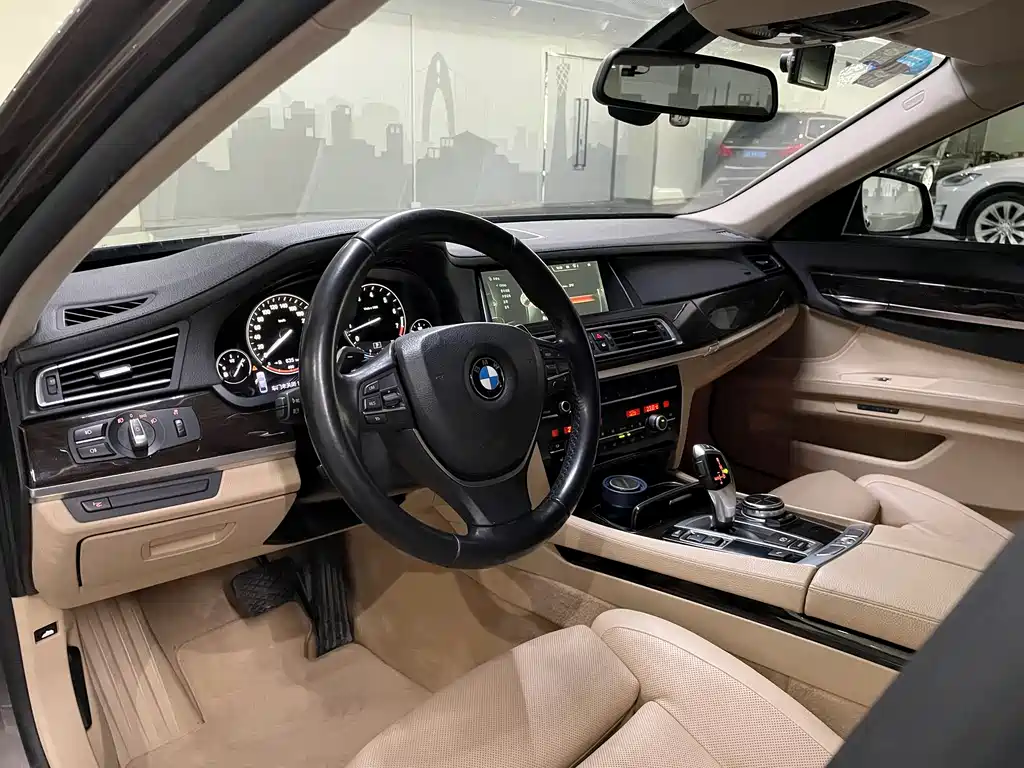 BMW 7 Series 2013 — фото 10
