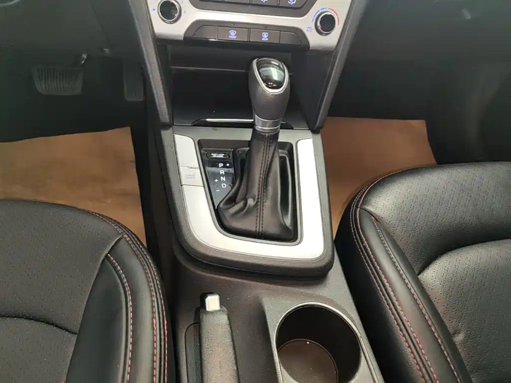 Hyundai Elantra 2018 — фото 14