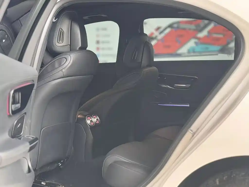 Mercedes-Benz C-Class 2025 — фото 13