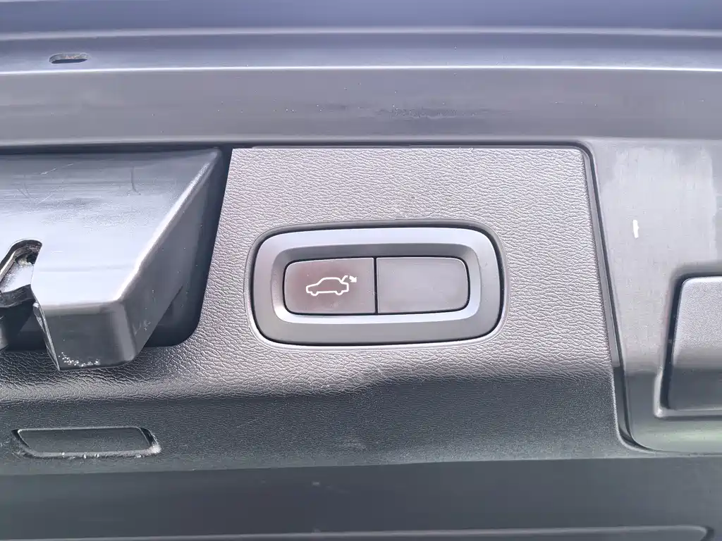 Volvo XC60 2022 — фото 13