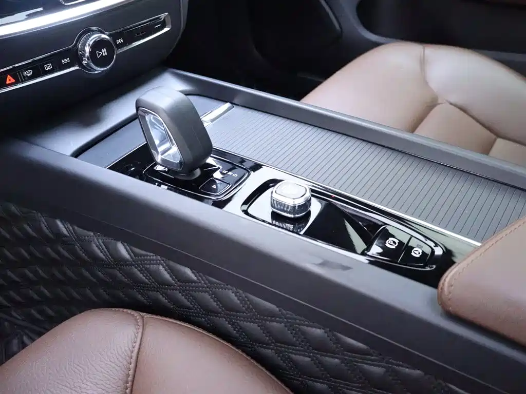 Volvo S60 2023 — фото 12