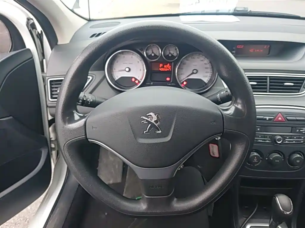 Peugeot 308 2016 — фото 11