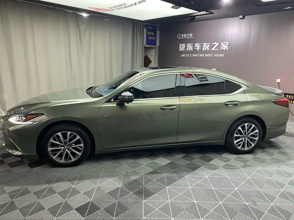 Lexus ES 2022