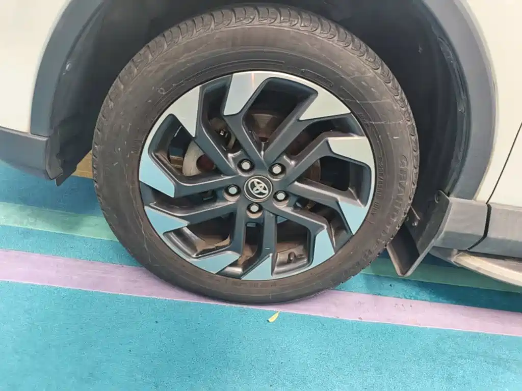 Toyota RAV4 2017 — фото 23