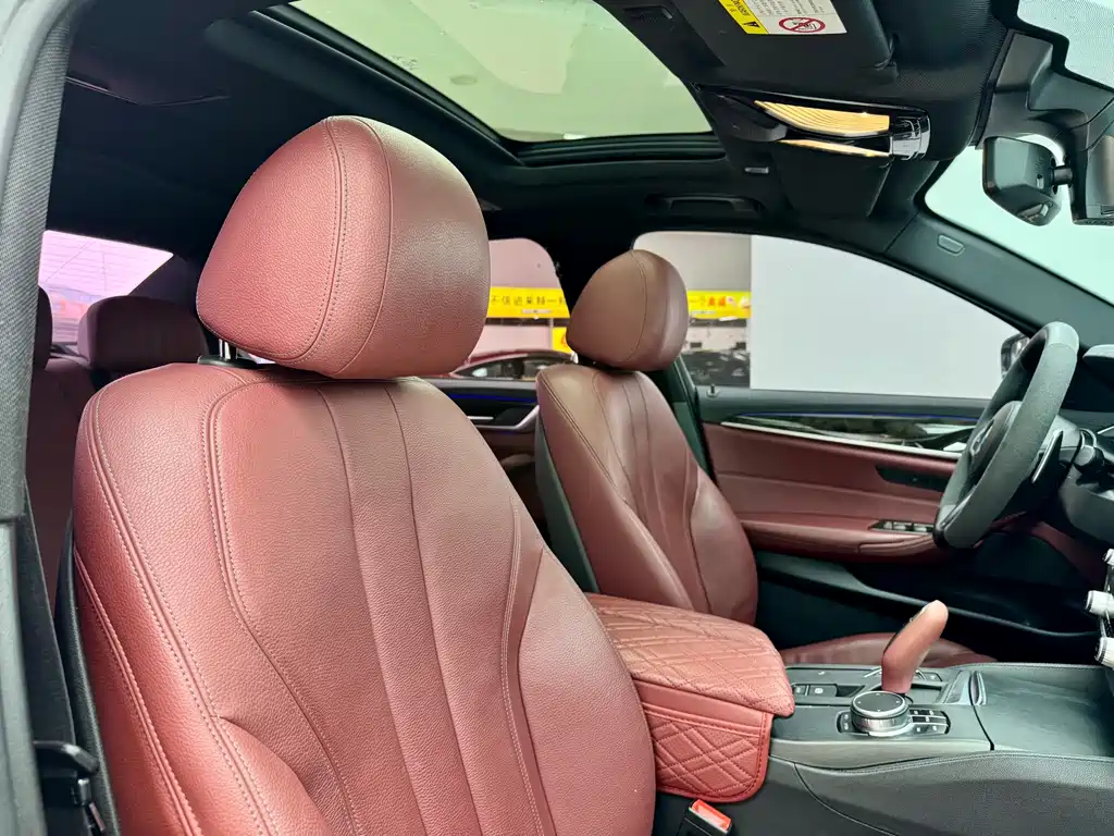 BMW 5 Series 2019 — фото 14
