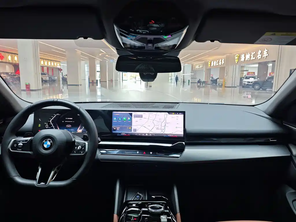 BMW 5 Series 2025 — фото 14