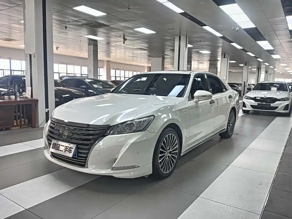 Toyota Crown 2018 — фото 1