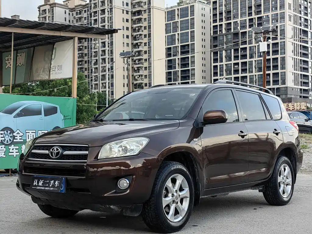 Toyota RAV4 2012 — фото 1