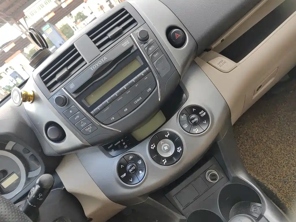 Toyota RAV4 2012 — фото 19