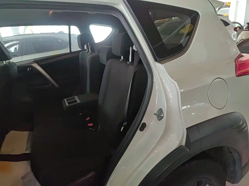 Toyota RAV4 2019 — фото 17