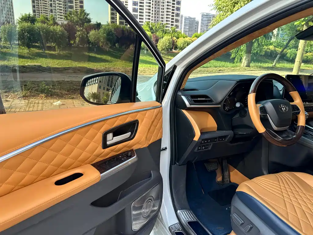 Toyota Sienna 2023 — фото 11