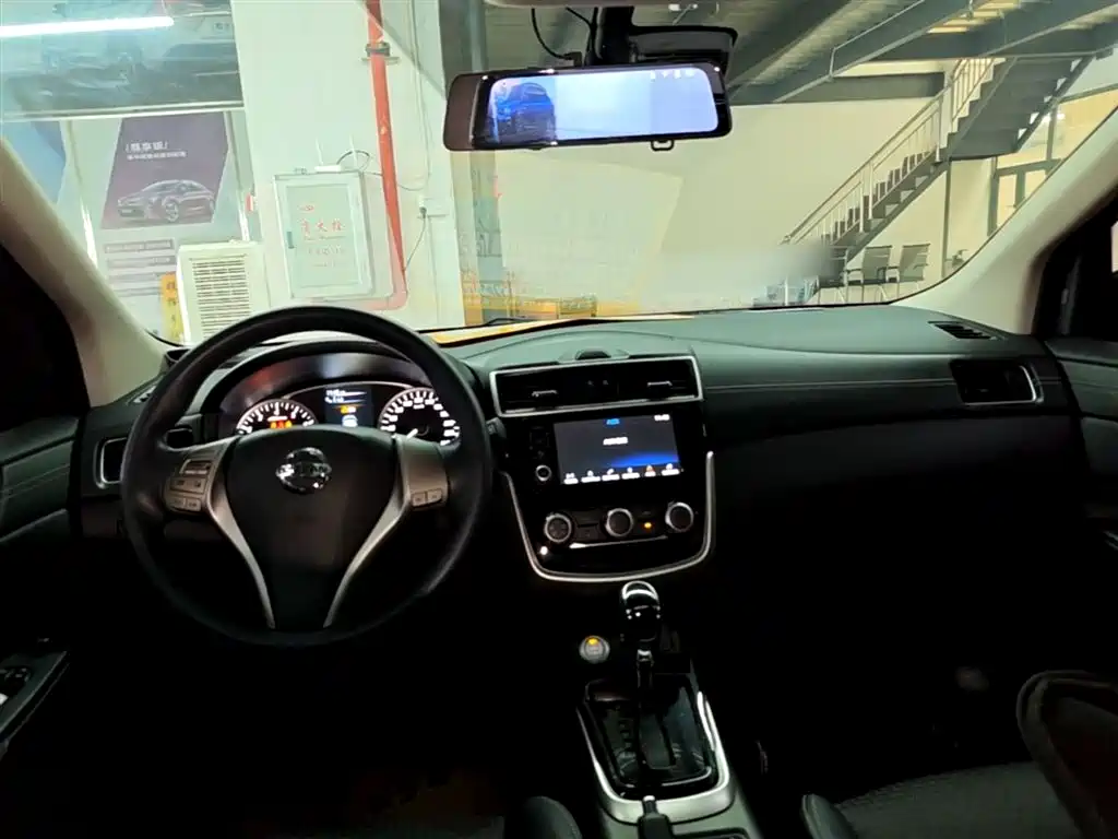 Nissan Tiida 2017 — фото 10