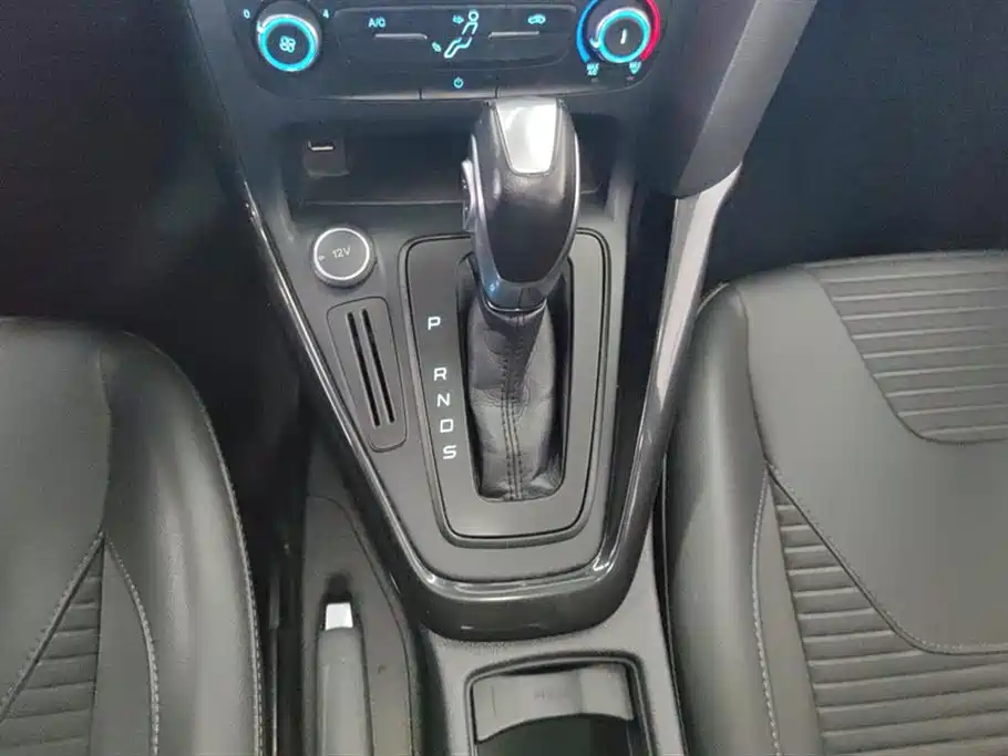 Ford Focus 2018 — фото 16