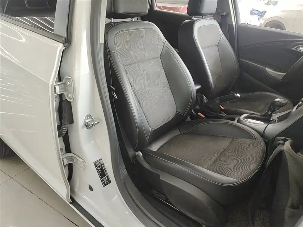 Buick Excelle 2015 — фото 25