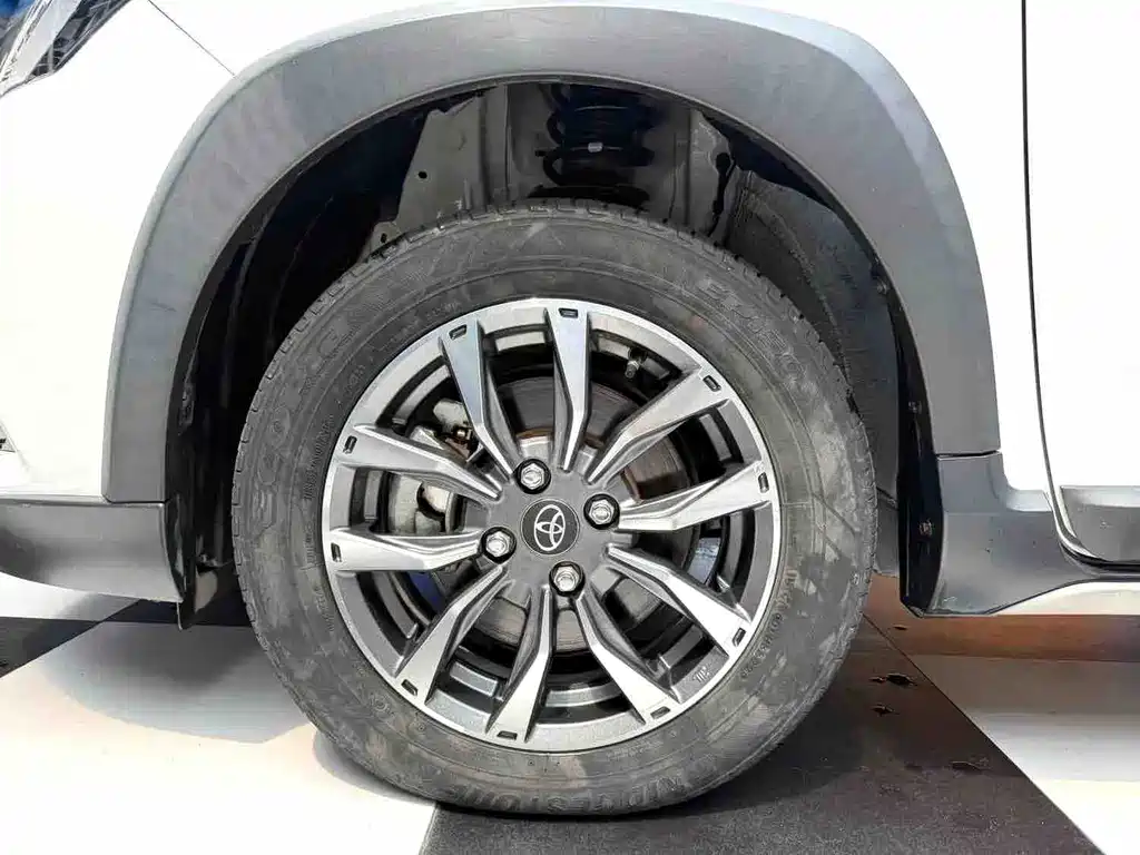 Toyota Yaris L 2022 — фото 11
