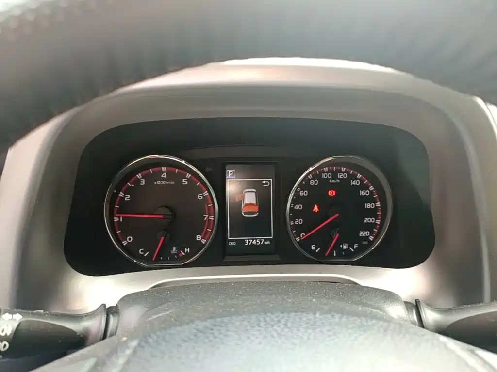 Toyota RAV4 2018 — фото 12
