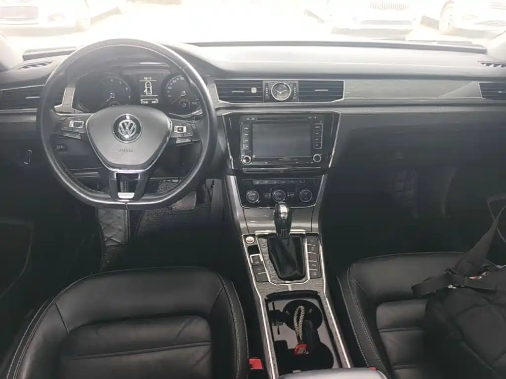 Volkswagen Passat 2017 — фото 16