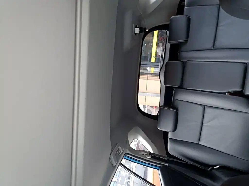 Toyota RAV4 2018 — фото 18