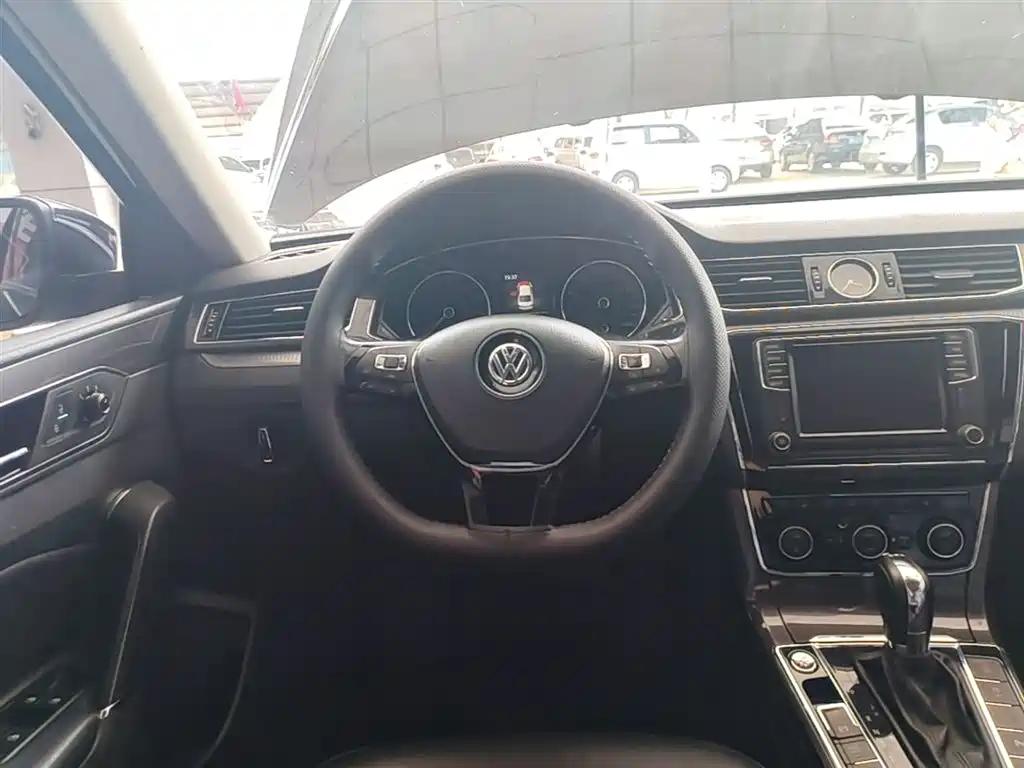 Volkswagen Passat 2017 — фото 11