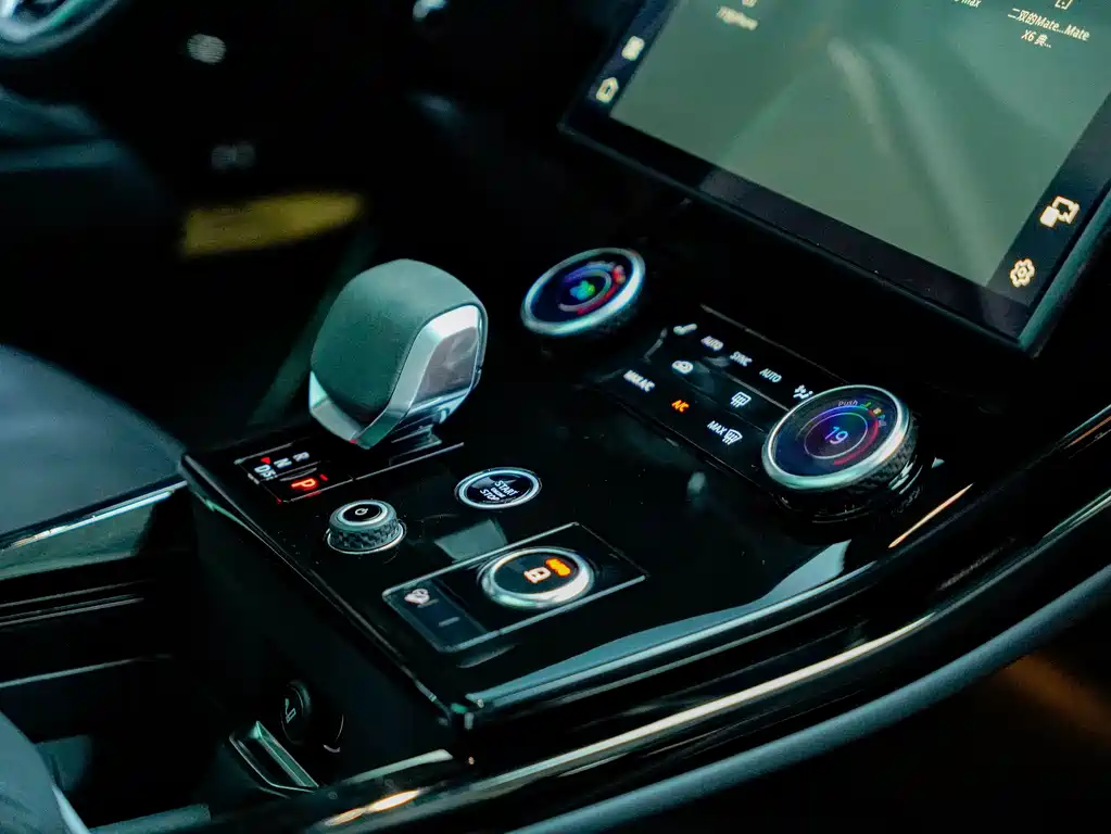 Land Rover Sport 2023 — фото 16
