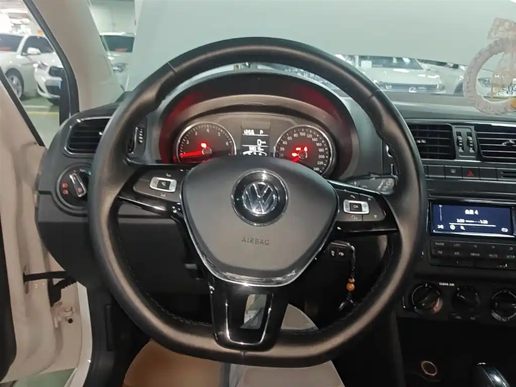 Volkswagen Polo 2016 — фото 11