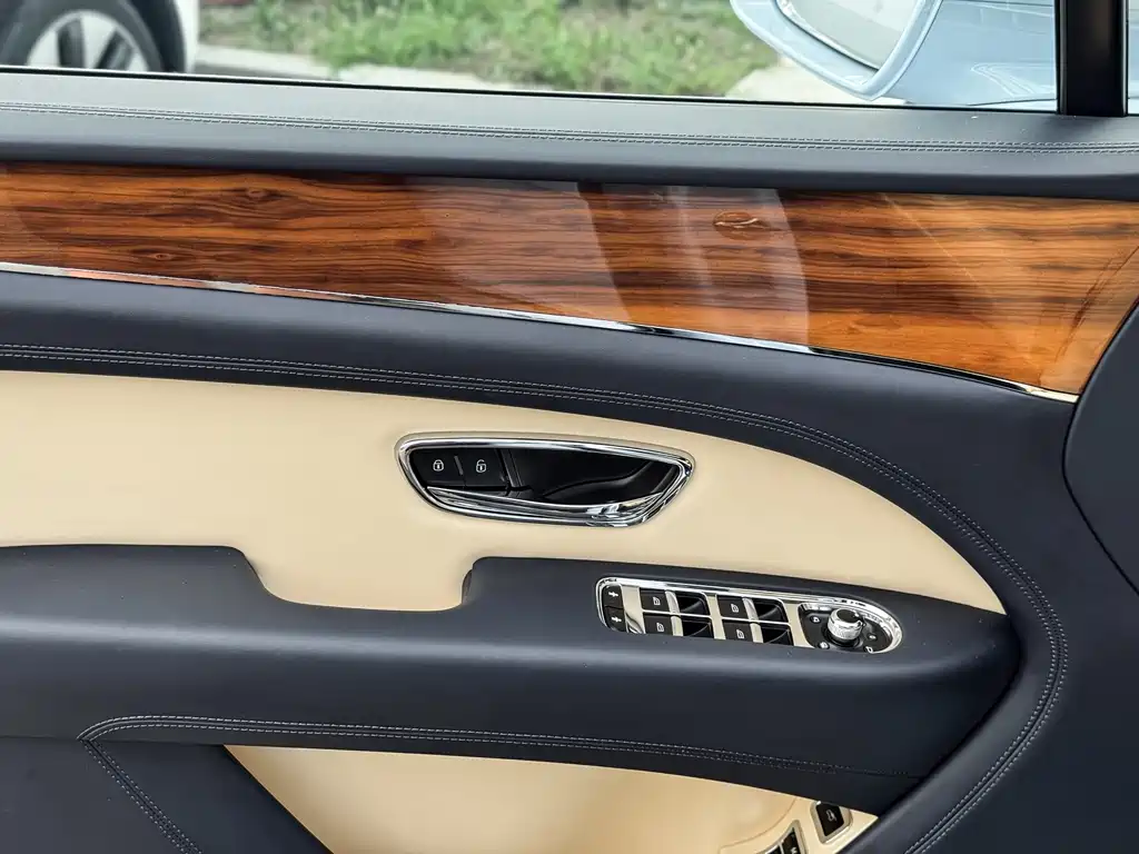 Bentley Bentayga 2021 — фото 14