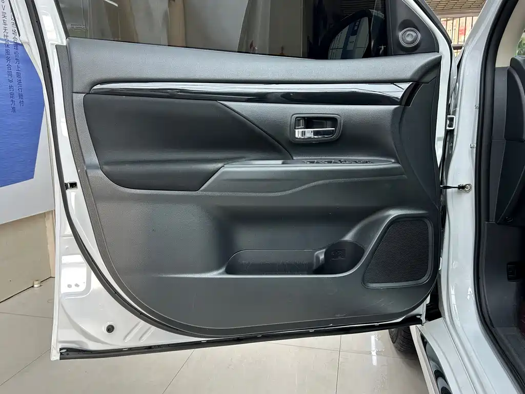 Mitsubishi Outlander 2022 — фото 19