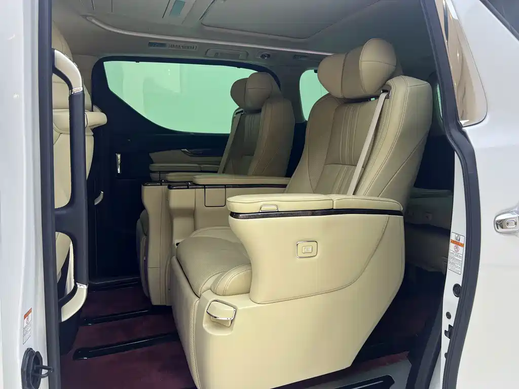 Toyota Alphard 2022 — фото 8