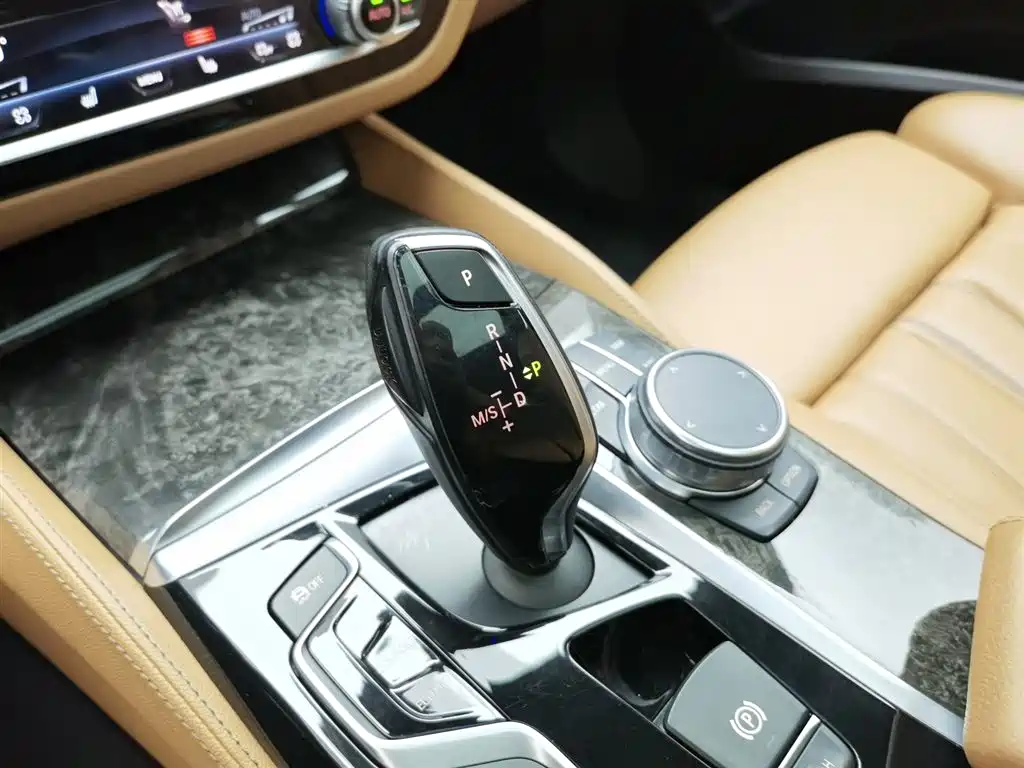 BMW 6 Series GT 2018 — фото 13
