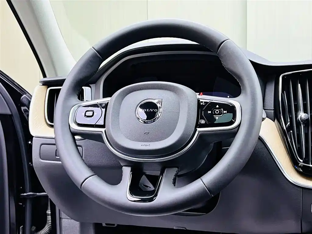 Volvo XC60 2026 — фото 10