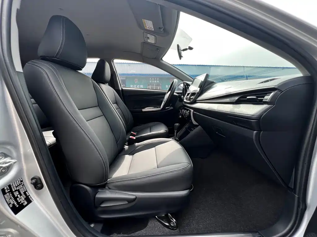 Toyota Yaris L 2022 — фото 13