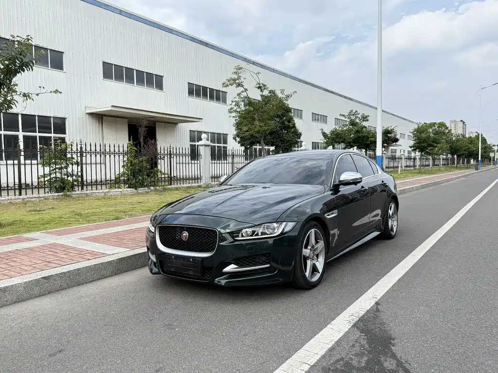 Jaguar XE 2016 — фото 1